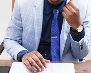 how to wear a light grey plaid pattern suit in the workplace