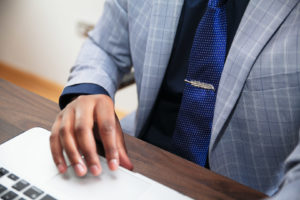 how to wear a light grey plaid pattern suit in the workplace
